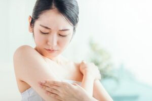 二の腕のブツブツ（毛孔性角化症）は食の引き算で治ります