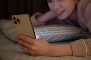 手から入るスマホの情報はとんでもなく有害です